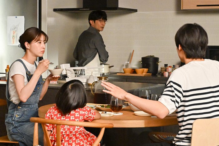 松本若菜、津田健次郎「西園寺さんは家事をしない」第7話より(C)TBS