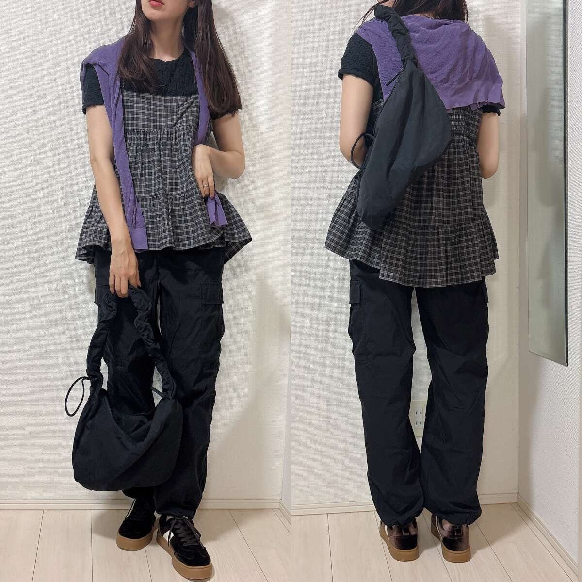GUティアードキャミにテックパンツとTシャツを合わせたブラックコーデ GUティアードキャミにテックパンツとTシャツを合わせたブラックコーデ