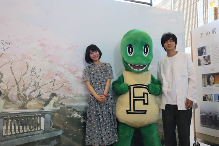 浜辺美波(左)、北村匠海(右)/(C)2017「君の膵臓をたべたい」製作委員会 (C)住野よる/双葉社