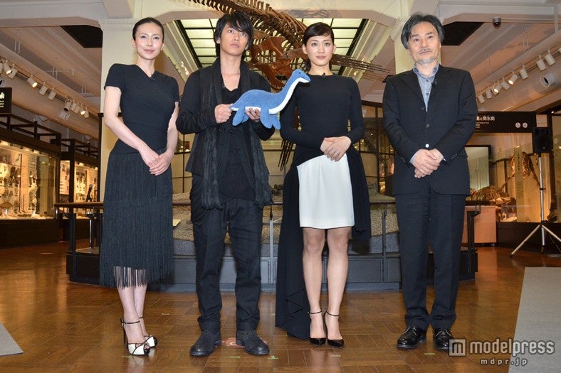 映画「リアル～完全なる首長竜の日～」の完成披露会見（左より：中谷美紀、佐藤健、綾瀬はるか、黒沢清監督）