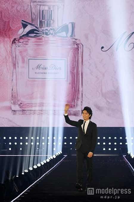 斎藤工が出演した「第20回 東京ガールズコレクション 2015 SPRING/SUMMER」の「Miss Dior STAGE」の様子