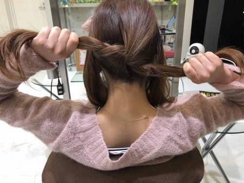 片結びの要領で左右の毛束どうしを結ぶ