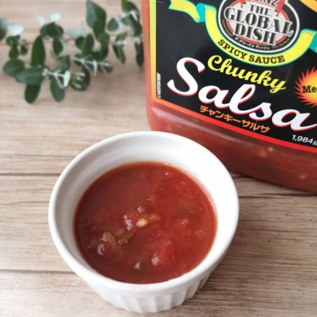 小皿に取ったチャンキーサルサ