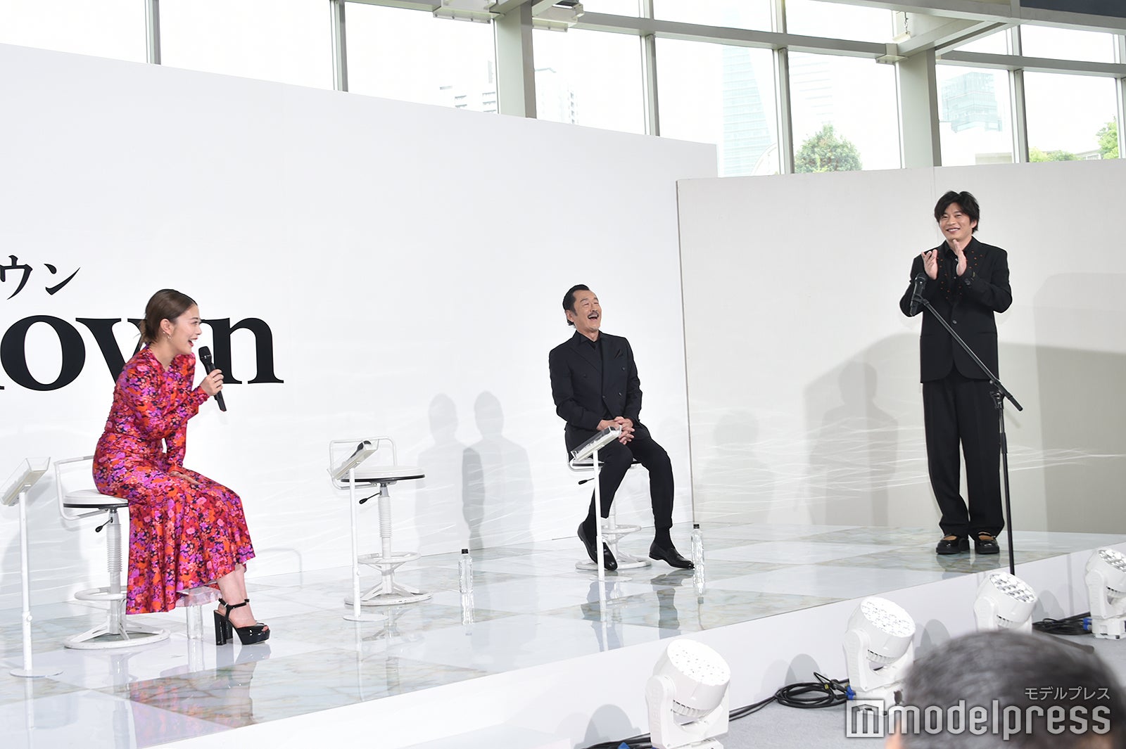 高畑充希本人がジェスチャーを当ててくれて喜ぶ田中圭（C）モデルプレス