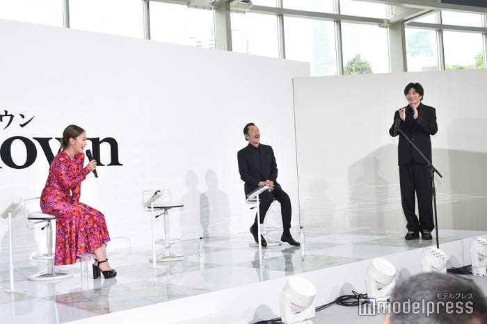 高畑充希本人がジェスチャーを当ててくれて喜ぶ田中圭(C)モデルプレス