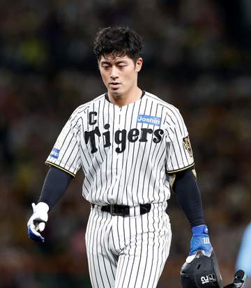 阪神が絶好機を逃す 1死二、三塁で無得点 凡退の坂本は悔しさ露わ 巨人の途中経過にスタンドから悲鳴も