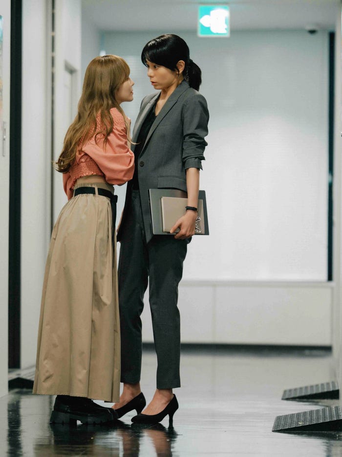 加藤史帆、森カンナ(C)「彩香ちゃんは弘子先輩に恋してる」製作委員会・MBS