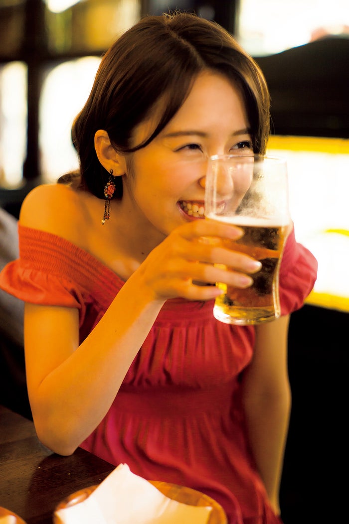 “イヒヒ顔”(C)LUCKMAN/「衛藤美彩写真集 話を聞こうか。」講談社