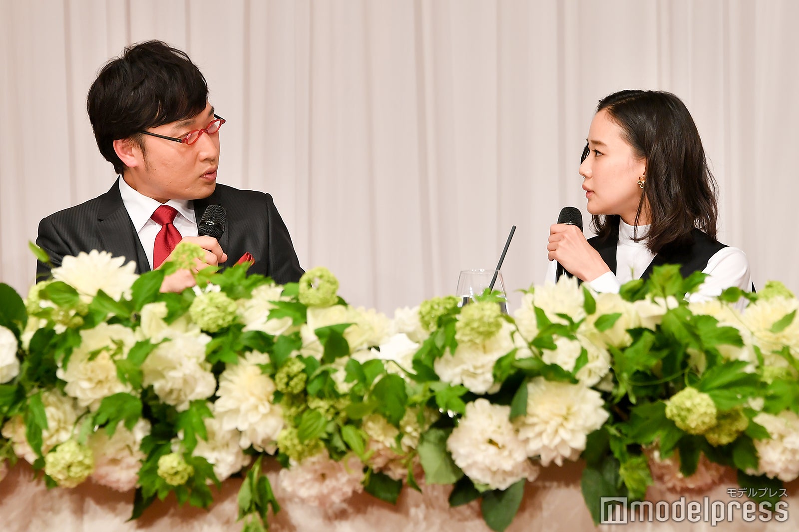 山里亮太＆蒼井優（C）モデルプレス