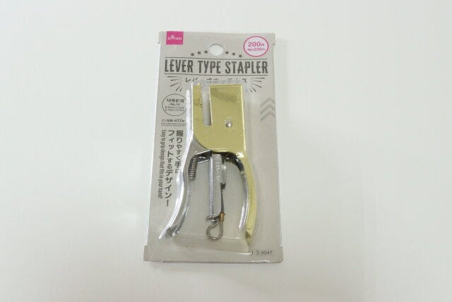 ダイソー　レバー式ホッチキス（ゴールドカラー、シルバーカラー）　パッケージ