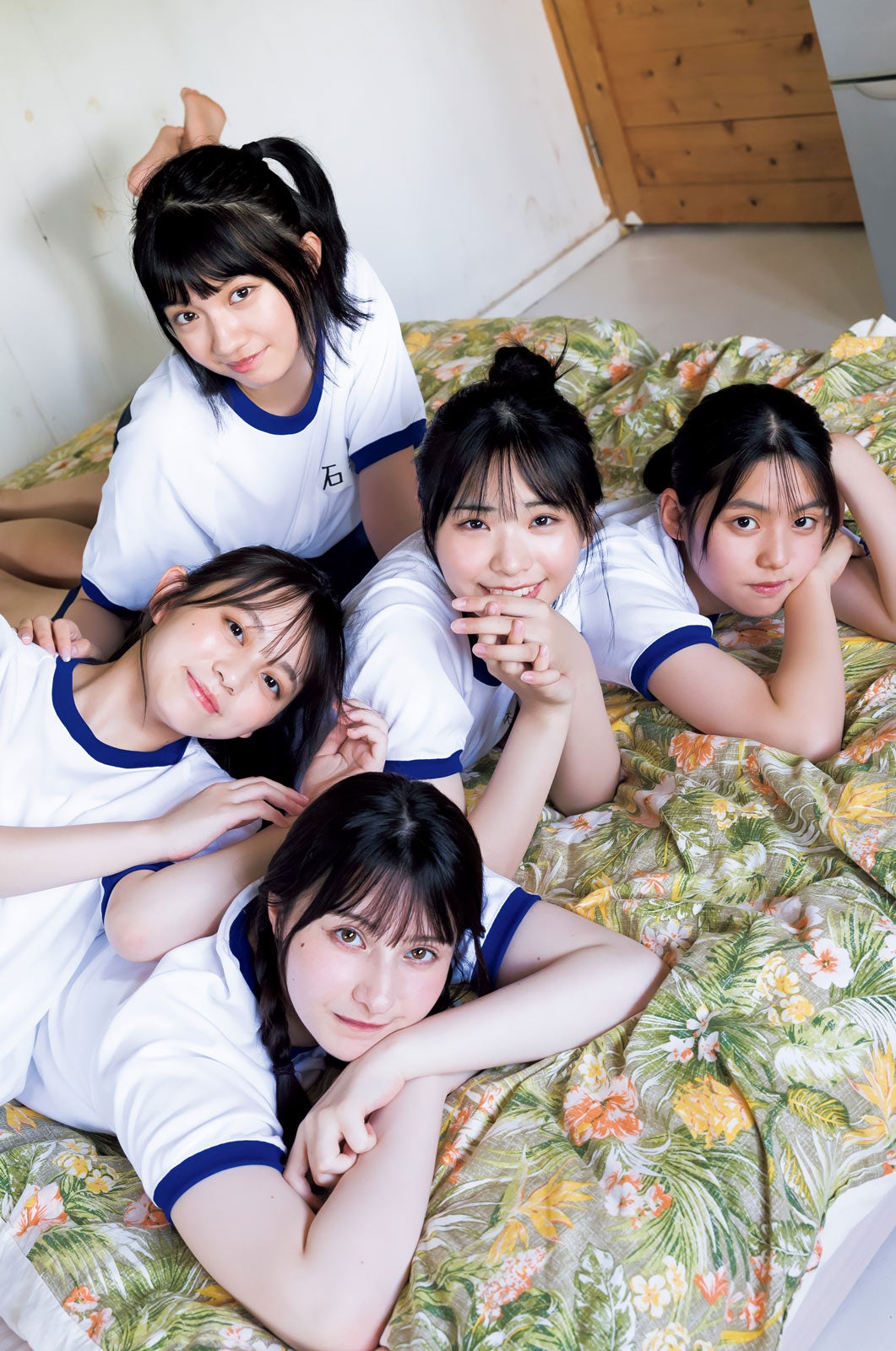 （上段）石井優希（中段左から）蓬莱舞、麻生果恩、松島かのん（下段）エイミー（C）Takeo Dec.／集英社