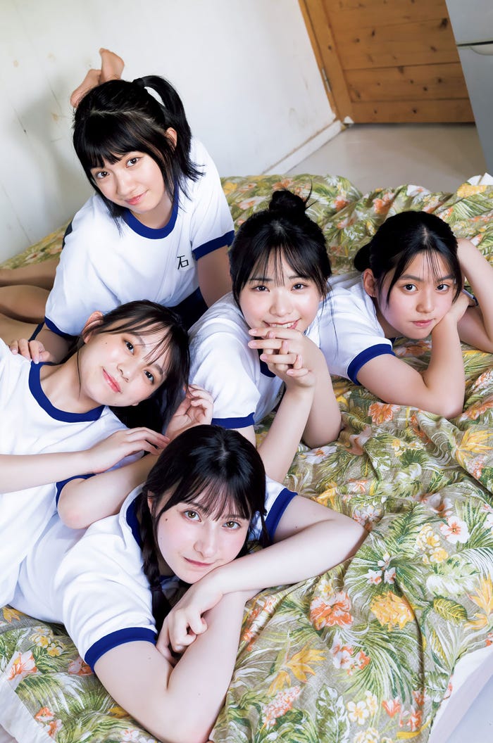 (上段)石井優希(中段左から)蓬莱舞、麻生果恩、松島かのん(下段)エイミー(C)Takeo Dec./集英社