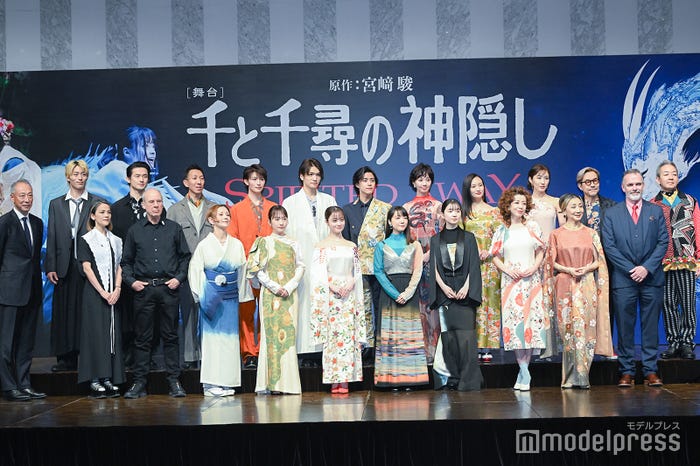 (後列左から)山野光、中川賢、小㞍健太、増子敦貴、三浦宏規、醍醐虎汰朗、妃海風、華優希、実咲凜音、田口トモロヲ、宮崎吐夢(前列左から)松岡宏泰社長、今井麻緒子、ジョン・ケアード、夏木マリ、川栄李奈、橋本環奈、上白石萌音、福地桃子、羽野晶紀、春風ひとみ、イアン・ギリー(C)モデルプレス