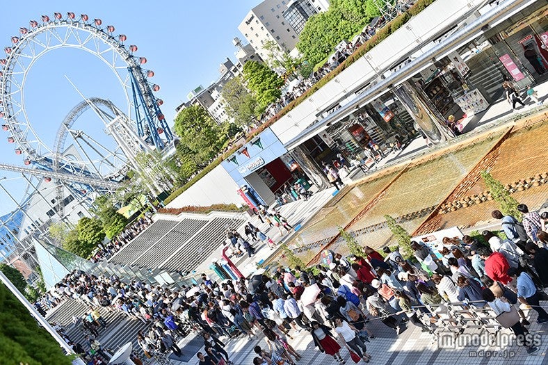 グッズ販売に長蛇の列