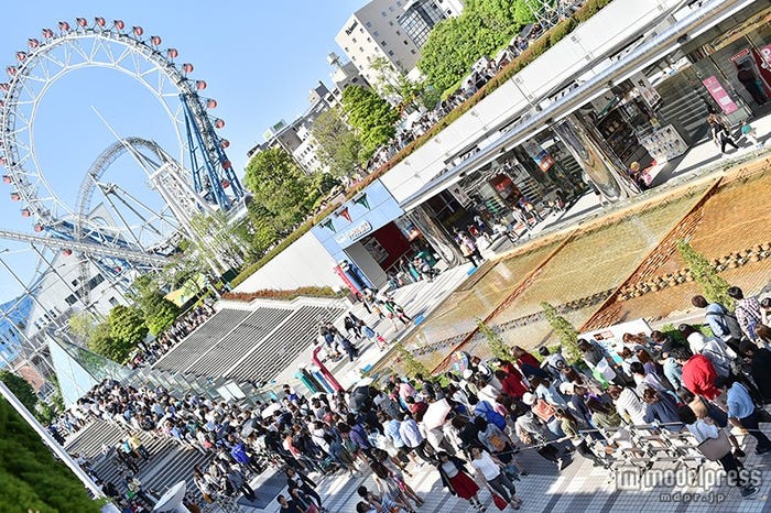 グッズ販売に長蛇の列