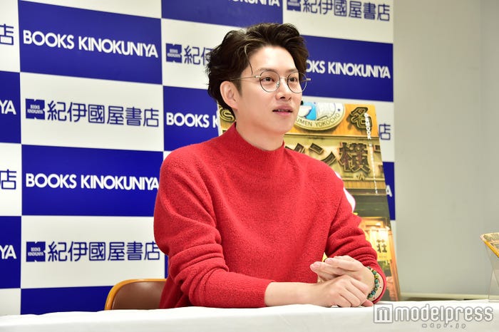 集まったファンへ向けて「今日はラーメンじゃなくて寿司を食べてもいい?」と尋ねたが、反応が微妙だったため「今日もラーメンを食べます!」と宣言していた (C)モデルプレス