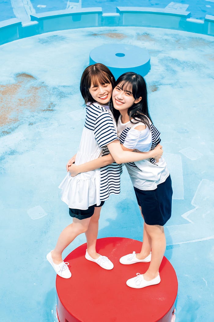 宮田愛萌、森本茉莉(C)川島小鳥/集英社