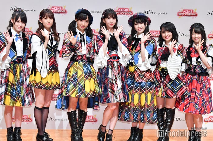 (左から)岡部麟、加藤玲奈、小栗有以、柏木由紀、横山由依、向井地美音、倉野尾成美 (C)モデルプレス