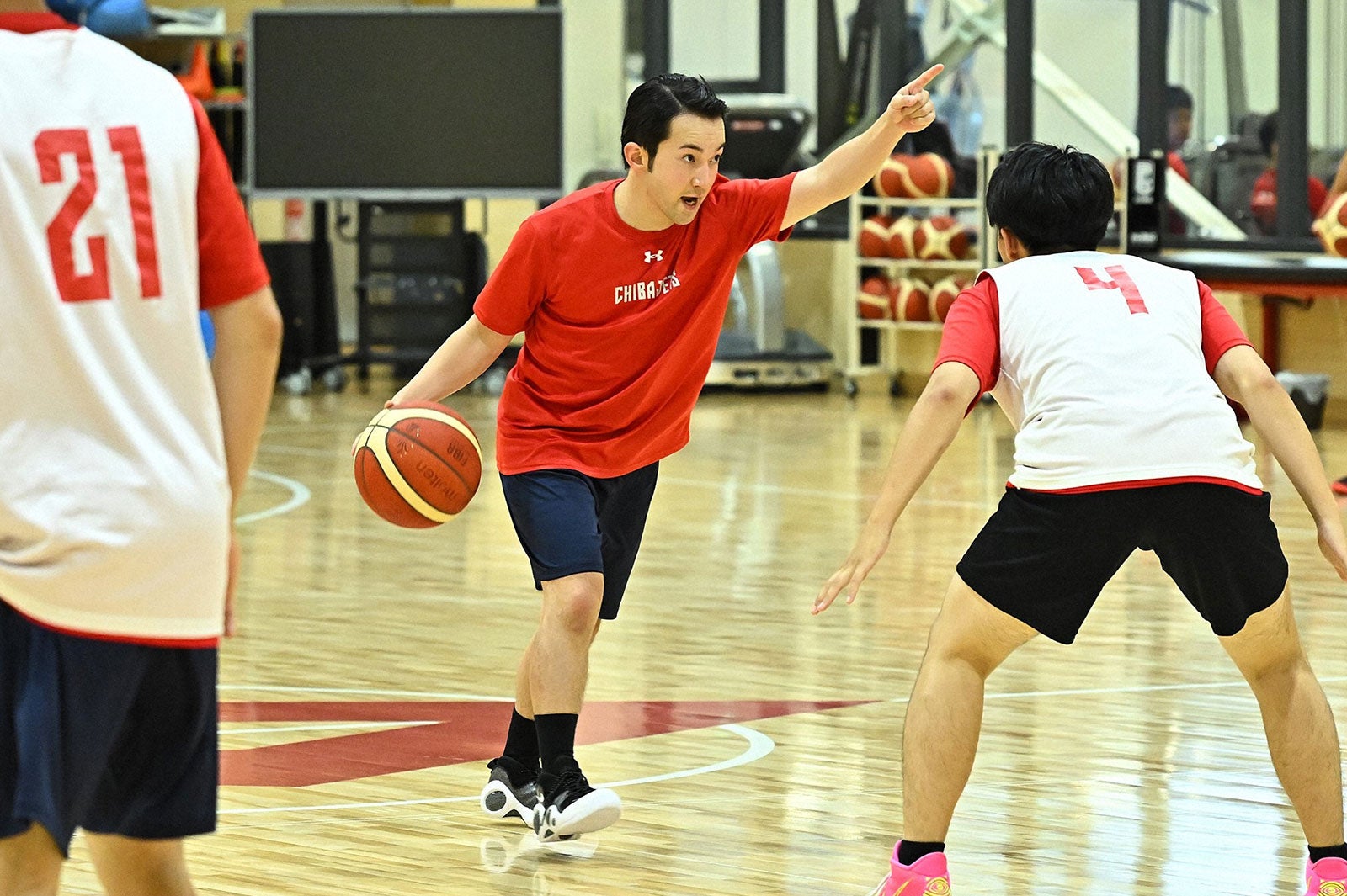 （中央）浅利陽介／「オールドルーキー」第6話より（C）TBS