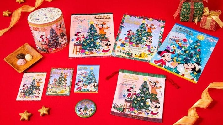 手前左から、ポストカードセット 3枚セット 750円、カンバッジ 350円、きんちゃく 850円。奥左から、チョコレートクランチ 36個入り 1800円、クリアホルダーセット 3枚セット 900円