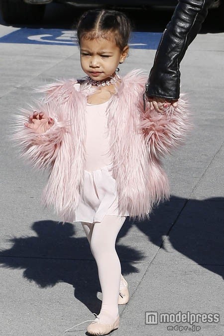 ピンクでコーディネートしたノースちゃん。FameFlynet Pictures／Zeta Image