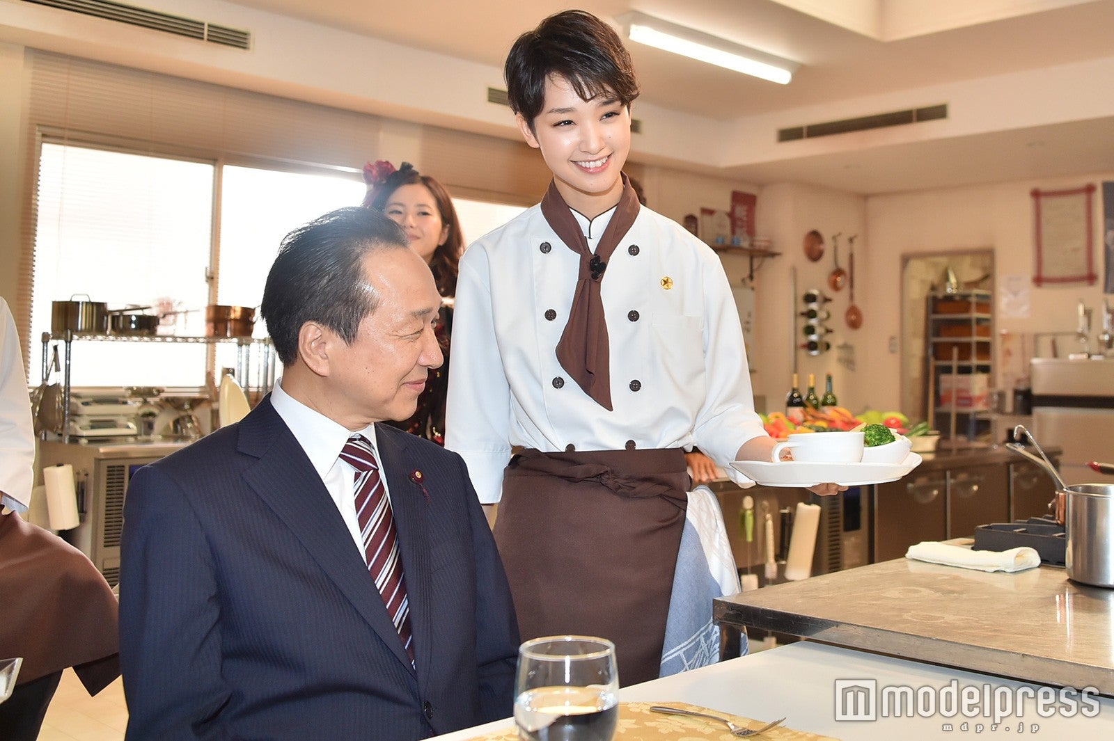 小日向文世、剛力彩芽（C）モデルプレス