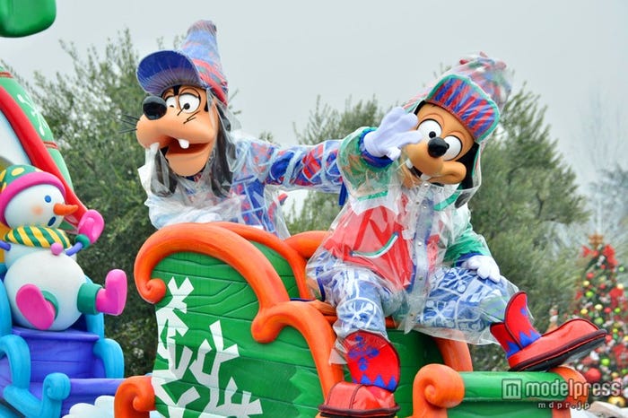 雨天バーションの「ディズニー・サンタヴィレッジ・パレード」