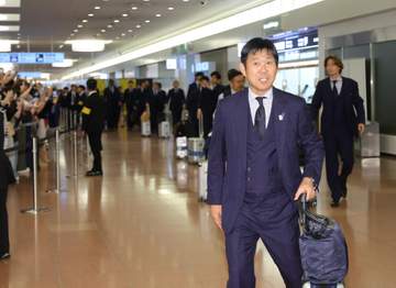 羽田空港はファン約700人 到着前から「マンマミーア」「長友ー！」飛び交う 森保監督ら日本代表W杯から帰国