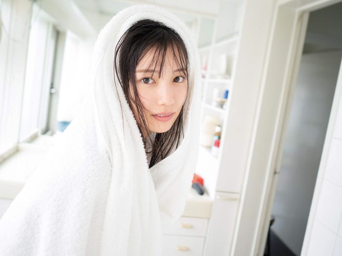 バスルームでの河田陽菜(撮影/細居幸次郎)