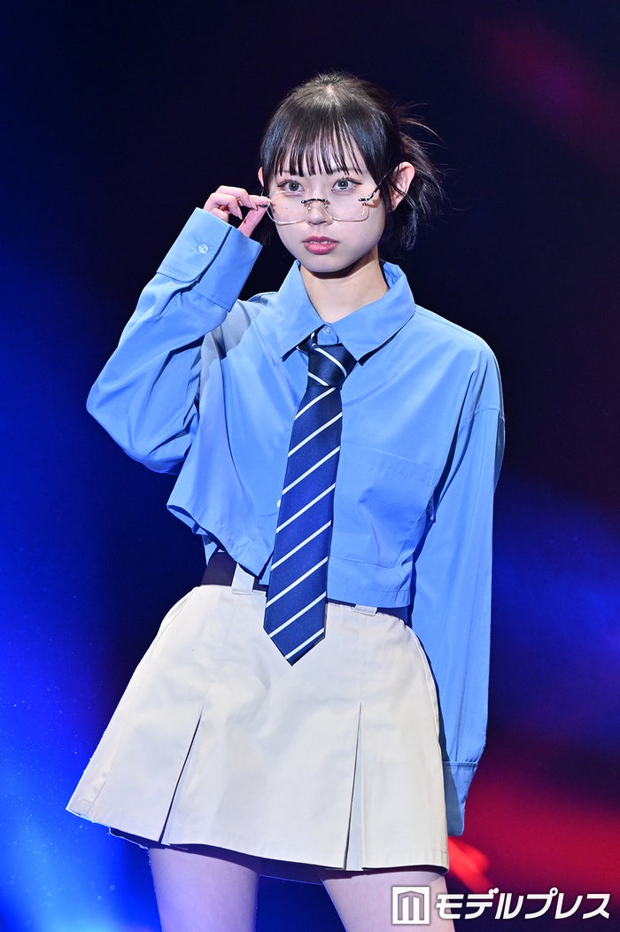 “TikTokフォロワー200万人超”本望あやか、美脚披露 眼鏡姿でクールにランウェイ【超十代2024】