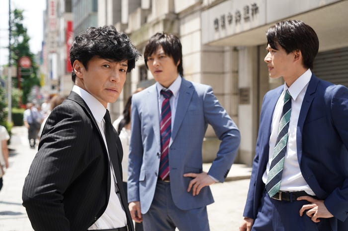 (左から)東山紀之、塚本高史、白洲迅(C)テレビ朝日