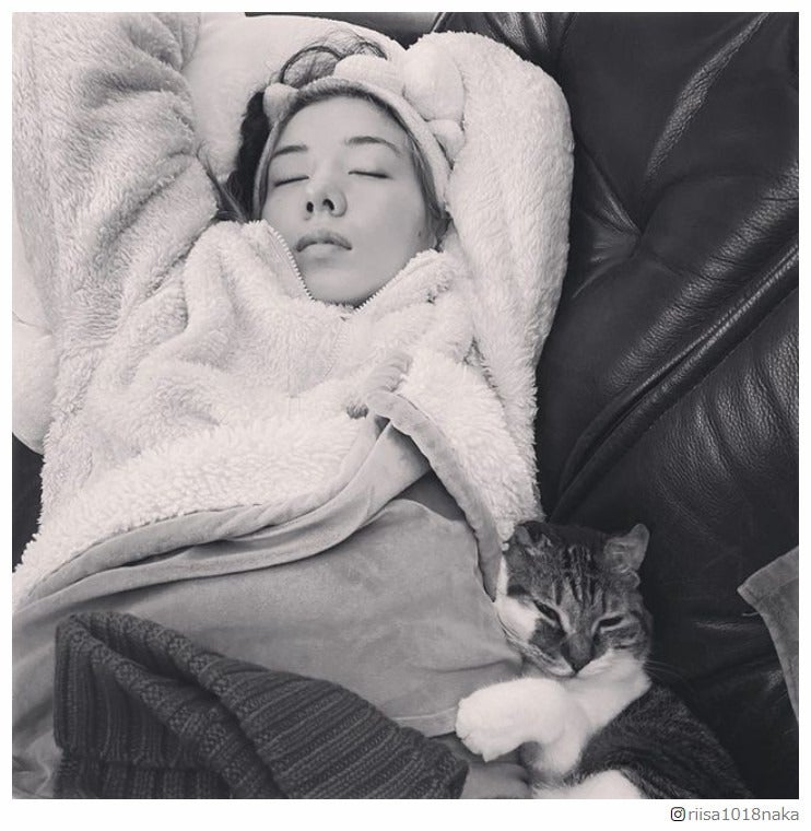 仲里依紗、“寝正月”愛猫寄り添うリラックスショット公開「寝てても可愛い」「ゆっくりしてね」の声
