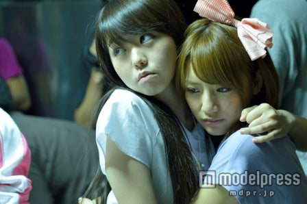 左から：峯岸みなみ、高橋みなみ／新CMオフショット