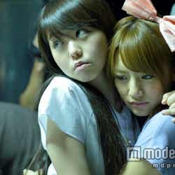 左から:峯岸みなみ、高橋みなみ/新CMオフショット