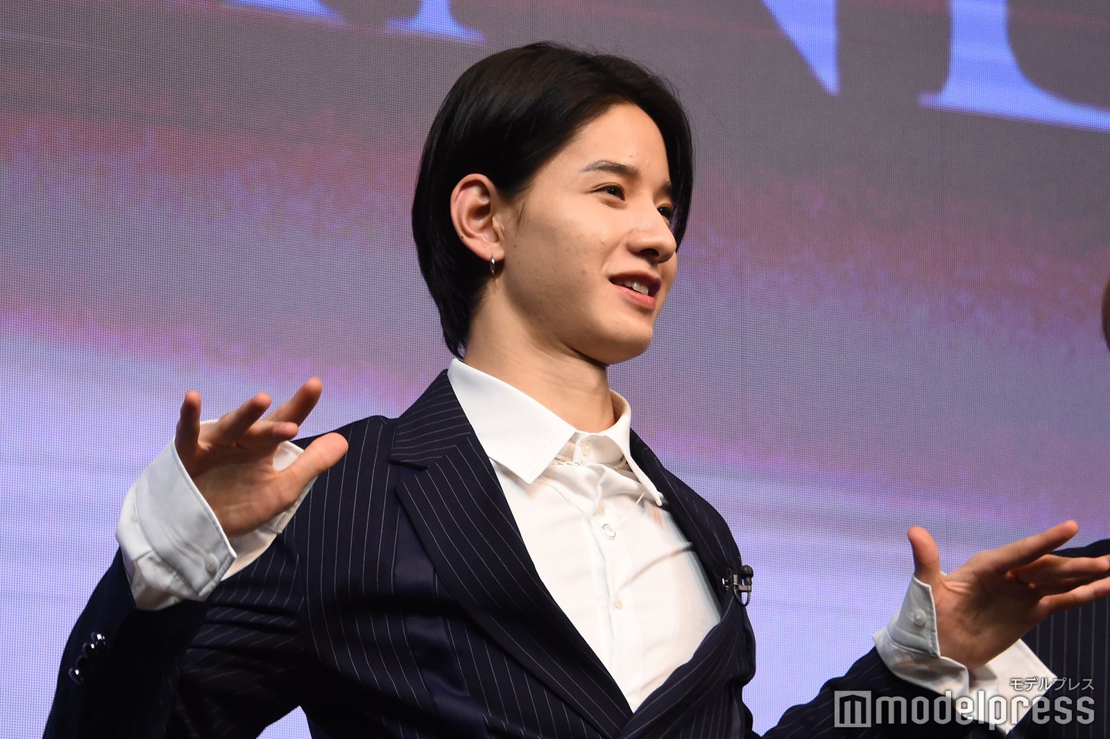 白岩瑠姫のカスカスダンスを再現する佐藤景瑚 （C）モデルプレス