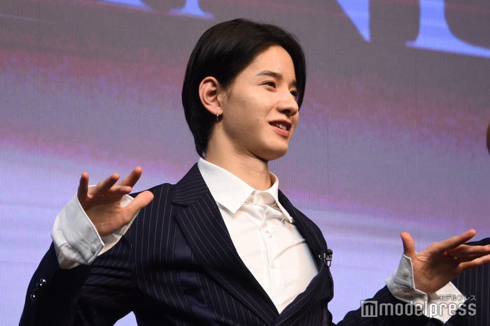 白岩瑠姫のカスカスダンスを再現する佐藤景瑚 (C)モデルプレス