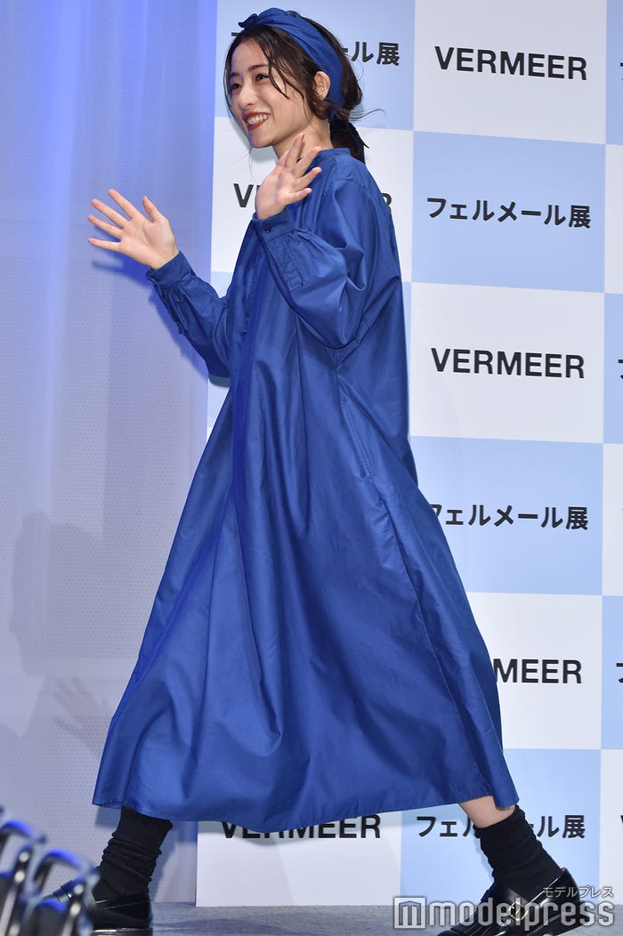 前田祐二氏との交際質問に笑顔で手を振る石原さとみ (C)モデルプレス