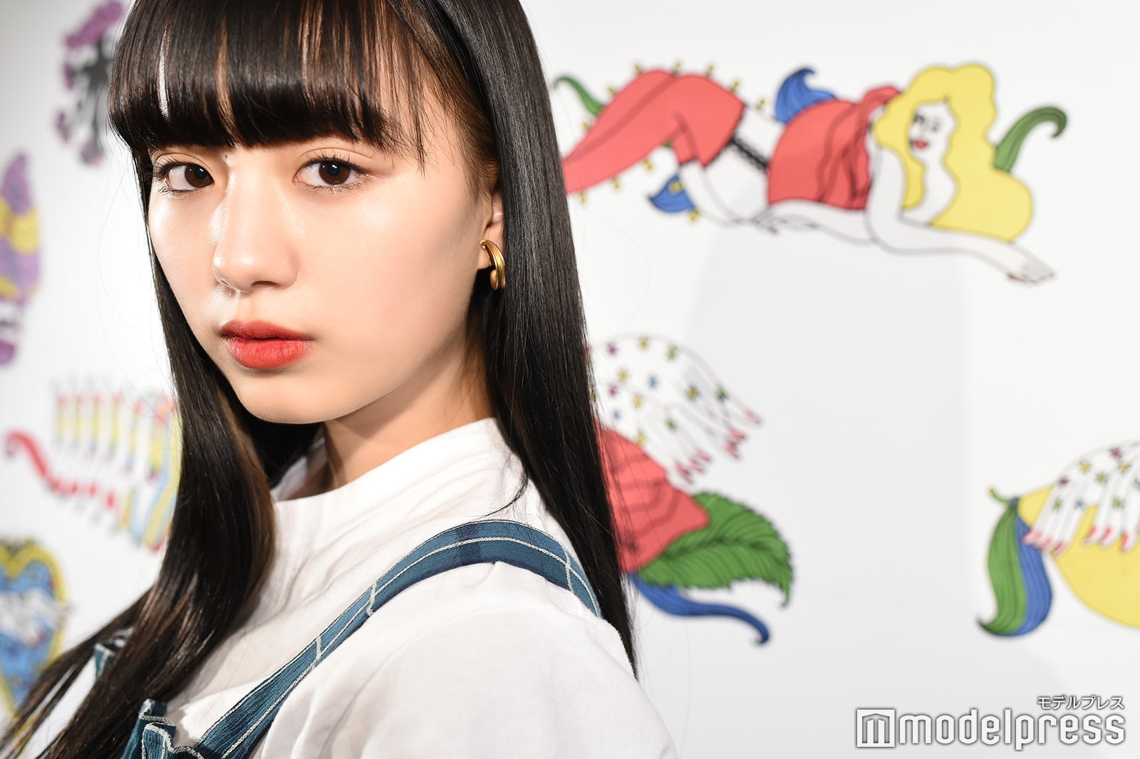 ゴールドのイヤリングがアクセントに／のあにゃん（鶴嶋乃愛）（C）モデルプレス