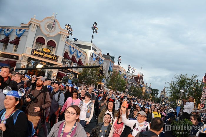 米ディズニーランド60周年記念イベント「ダイヤモンド・セレブレーション」/24時間パーク開園時の様子