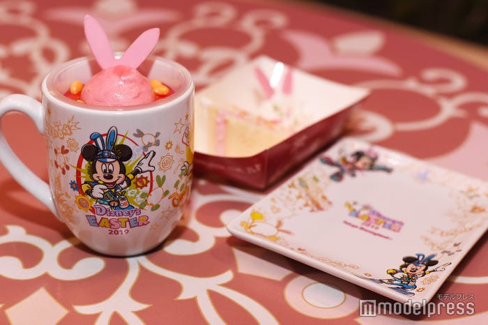 (左)オレンジゼリー&バニラムース、スーベニアカップ付き¥800/(右)ピーチクリームケーキ、スーベニアプレート付き¥800(C)モデルプレス(C)Disney