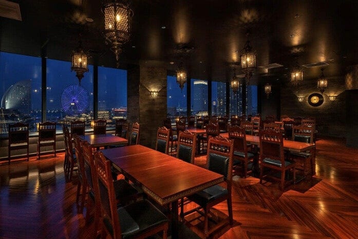 異国情緒あふれる店内からみなとみらいの夜景を一望（提供画像）