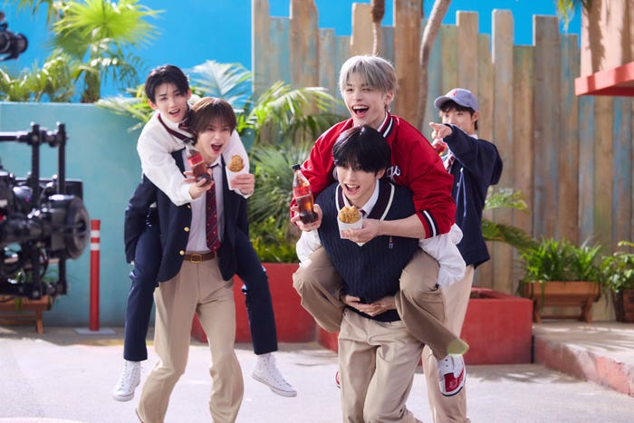 &TEAM/新CM「コチる放課後アンセム 『コンビニ』篇」メイキングより(提供写真)