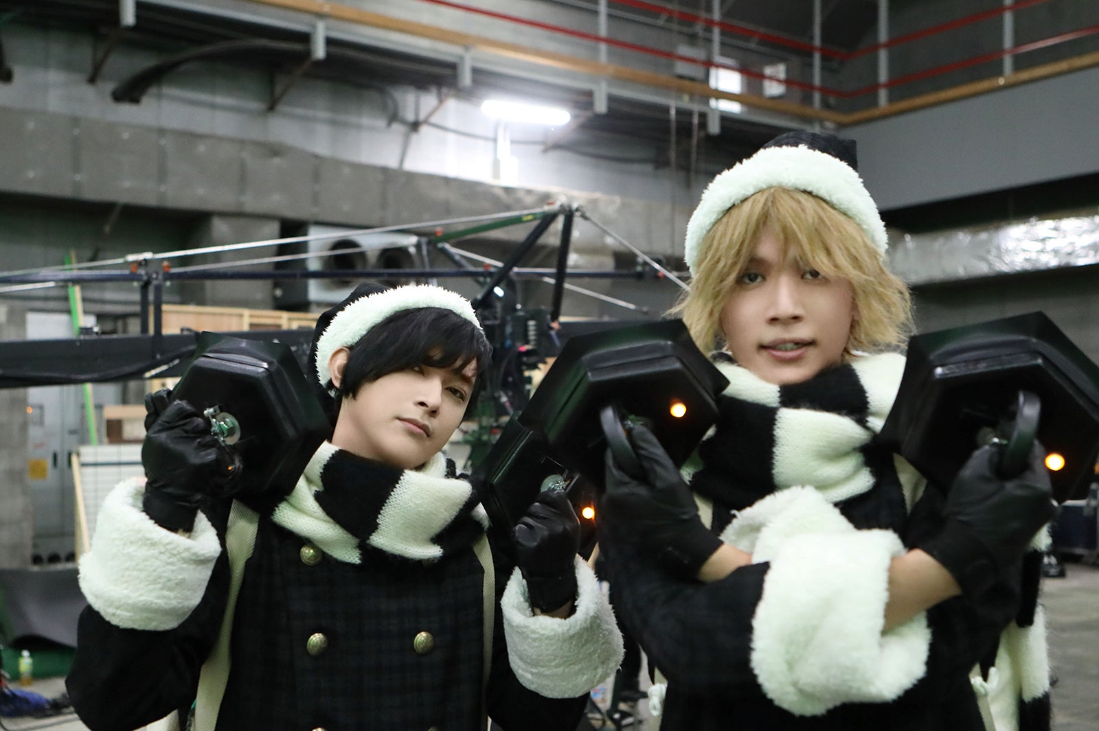 吉沢亮、中川大志／オフショット（C）2022「ブラックナイトパレード」製作委員会（C）中村光／集英社