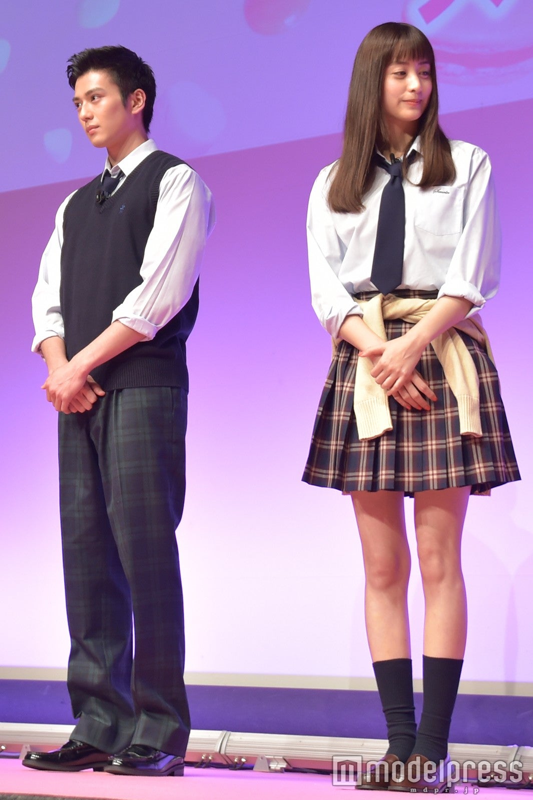 山本美月　ミニスカ 