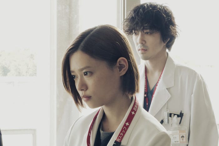 杉咲花、若葉竜也「アンメット ある脳外科医の日記」第5話より(C)カンテレ