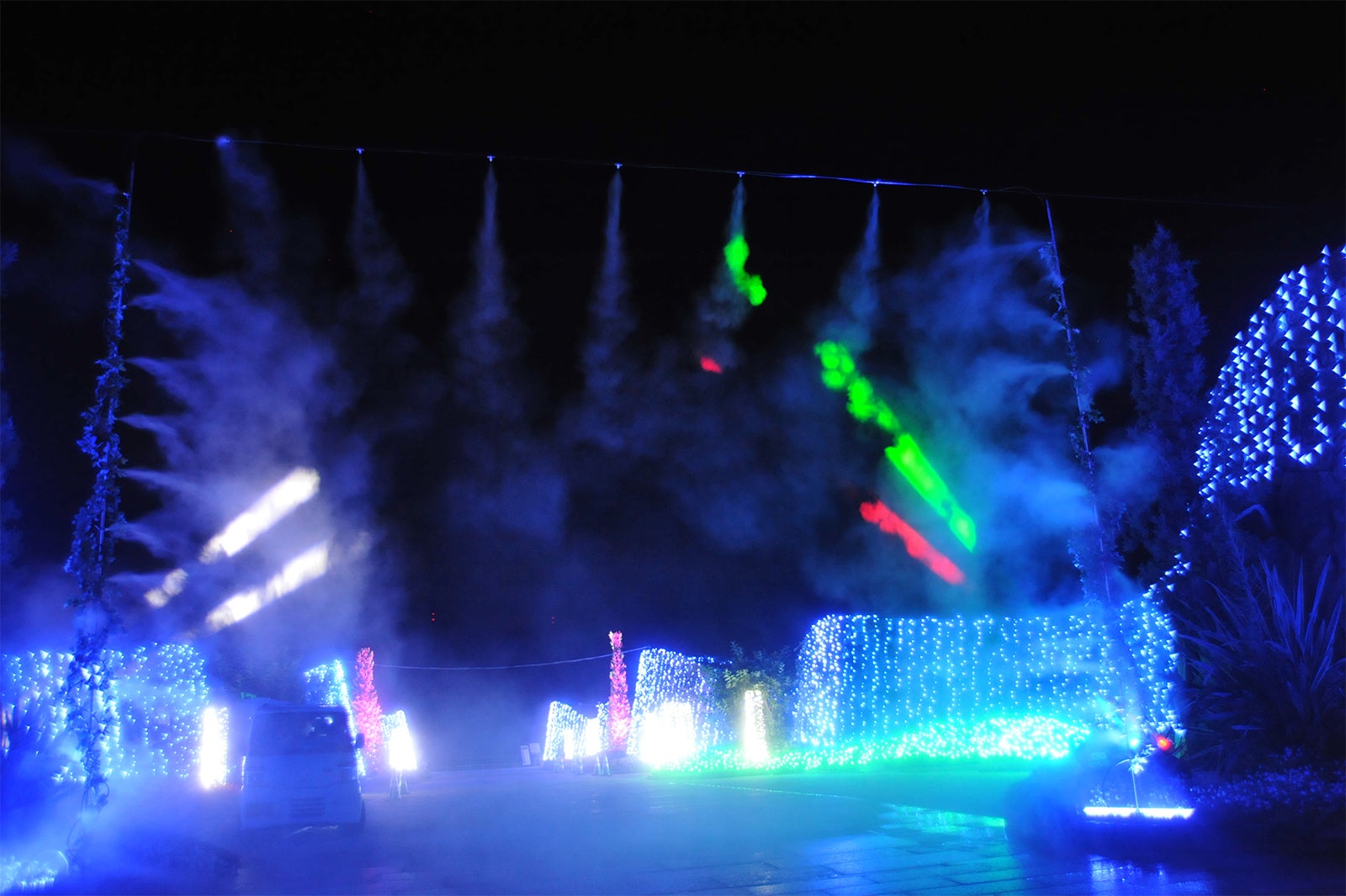 光を帯びたミストシャワー／画像提供：国営讃岐まんのう公園