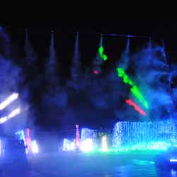 光を帯びたミストシャワー/画像提供:国営讃岐まんのう公園