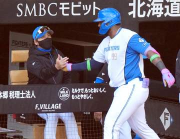 日本ハム本拠地 試合途中で屋根閉める 強風で肌寒い天候