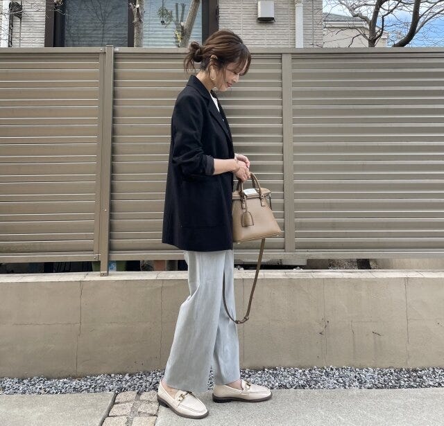 グレー