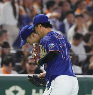 中日・岡林がスーパーキャッチ 投手の柳が肩をもみもみして労う 2死満塁で投手・戸郷の右中間への打球をぎりぎりで捕球
